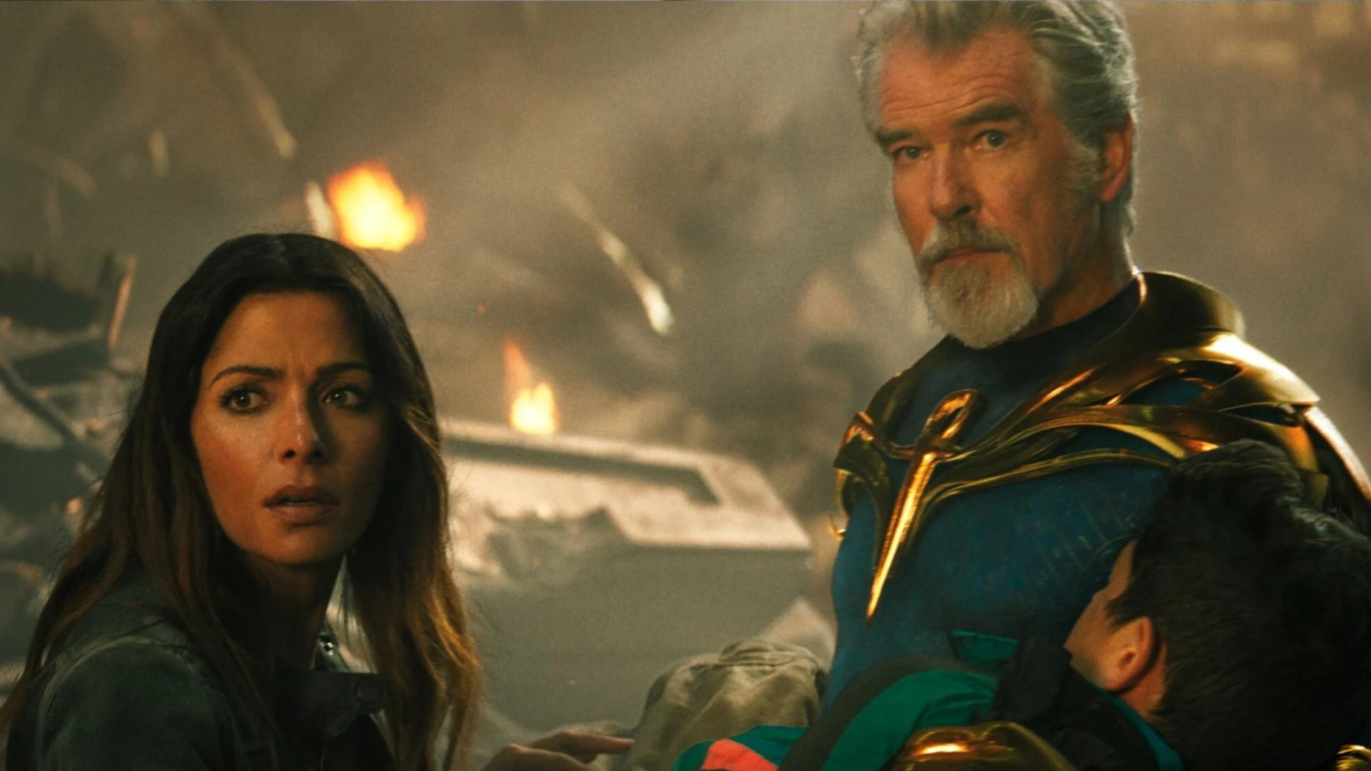 Η Sharah Shahi (αριστερά) και ο Pierce Brosnan (δεξιά), πρωταγωνιστούν ως Isis και Doctor Fate, στο Black Adam με τον Dwayne Johnson