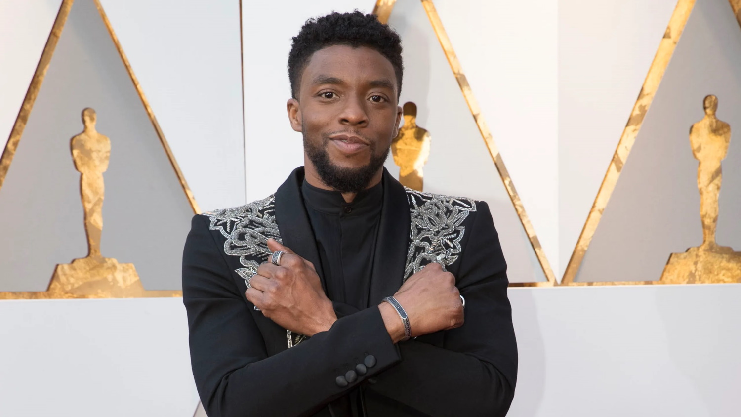 Ο Chadwick Boseman μπορεί να αναπαυθεί εν ειρήνη μετά το εξαιρετικό αποτέλεσμα του Black Panther: Wakanda Forever που έκαναν πραγματικότητα ο Ryan Coogler, η Marvel, και το cast της ταινίας