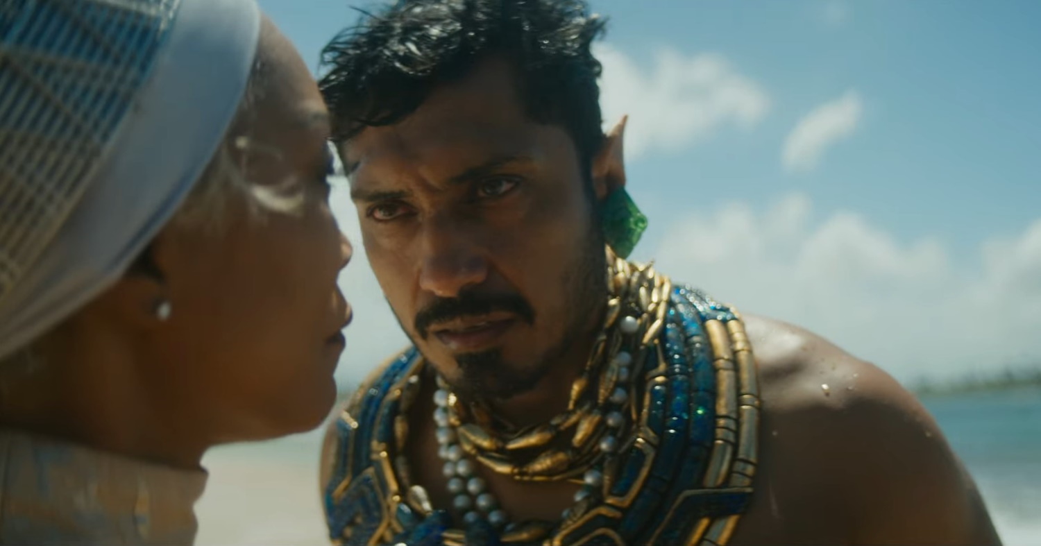 Η Angela Bassett ως Ramonda (αριστερά) και ο Tenoch Huerta ως Namor (δεξιά), στο Black Panther: Wakanda Forever του Ryan Coogler