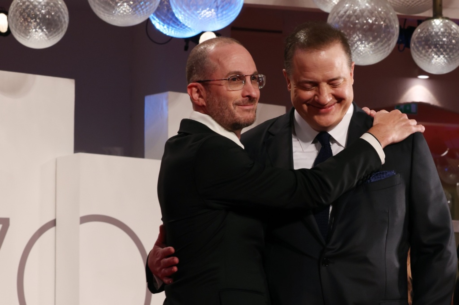 Darren Aronofski (αριστερά) και Brendan Fraser (δεξιά), στο Φεστιβάλ Κινηματογράφου Βενετίας 2022, πριν την προβολή του The Whale