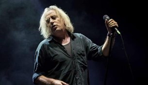 O Αγγελάκας απαγγέλει Ντίνο Χριστιανόπουλο