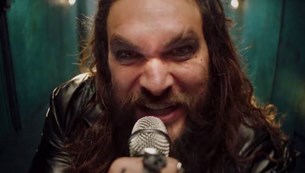 Και τραγουδιστής ο Jason Momoa