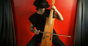 Ο Algal the Bard μεταφέρει το heavy metal στο Μεσαίωνα (video)