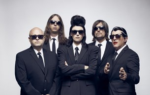 Φοράνε τα καλά τους στο «Fake Affront» οι Puscifer