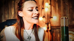 Ακούστε τη Floor Jansen να διασκευάζει Heart