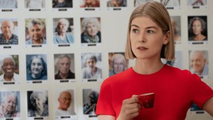 Rosamund Pike εναντίον Peter Dinklage στο I Care a Lot