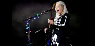 Η Phoebe Bridgers θα είναι ένας από τους πρώτους μουσικούς καλεσμένους του SNL για το 2021