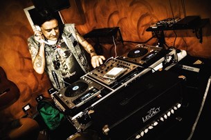 Σεβάσου και λίγο τον DJ