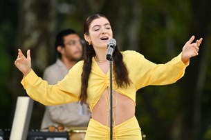 Η Lorde τραγουδάει στα Māori και. . . ζούμε