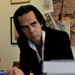 Ο Nick Cave δεν διασκευάζει, επαναπροσδιορίζει! (video)