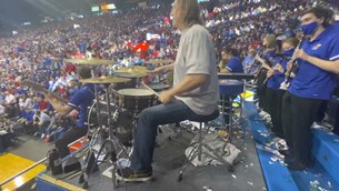 Ο Danny Carey παίζει Hendrix σε αγώνα κολλεγίου και οι θεατές απογοητεύουν. . .