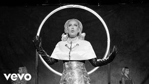 Στο επίκεντρο η Adele στο video clip του Oh My God