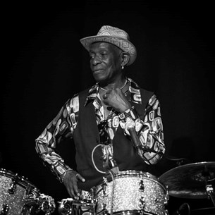Παίρνουμε μαθήματα ντραμς από τον Tony Allen (video)
