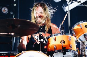 Σοκ. . . Πέθανε ο drummer των Foo Fighters, Taylor Hawkins!
