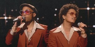 Grammys 2022: Συγκίνηση για τον Hawkins, σάρωσαν Silk Sonic, Foo Fighters, και Olivia Rodrigo