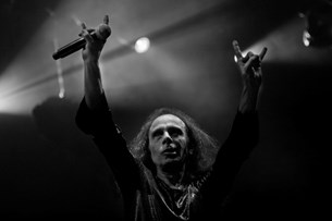 Επανακυκλοφορεί το Holy Diver!