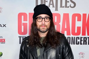 Ο Sean Ono Lennon αφιερώνει στον Paul McCartney!
