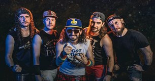 Alestorm: Πειρατές, χαβαλές και ένα τεράστιο παπί