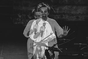 Απολαύστε εικόνες από την μαγική βραδιά της Laurie Anderson στο Ηρώδειο