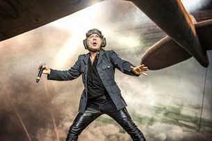 Iron Maiden @ΟΑΚΑ: O Dickinson σταμάτησε για να βοηθήσει θεατή!