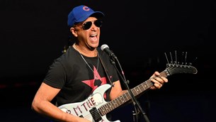 Security παρασέρνει τον Tom Morello για να σταματήσει fan! (video)