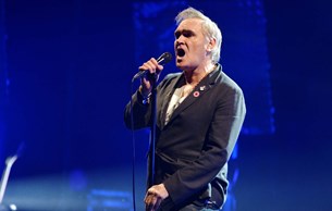 Έκοψε live στο μισάωρο και έφυγε ο Morrissey, χαμός στο κοινό! (video)