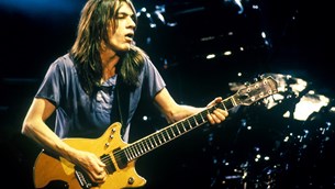 Lucky 8: 8 αποδείξεις του μεγαλείου του Malcolm Young