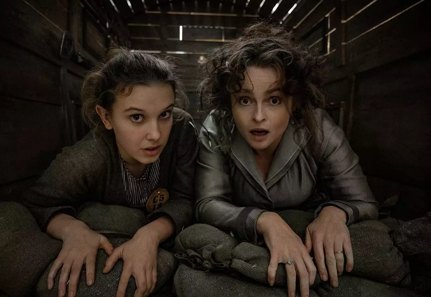 Millie Bobby Brown (αριστερά) και Helena Bonham Carter (δεξιά), υποδύονται τους Enola Holmes και Eudoria Holmes, στο Enola Holmes 2