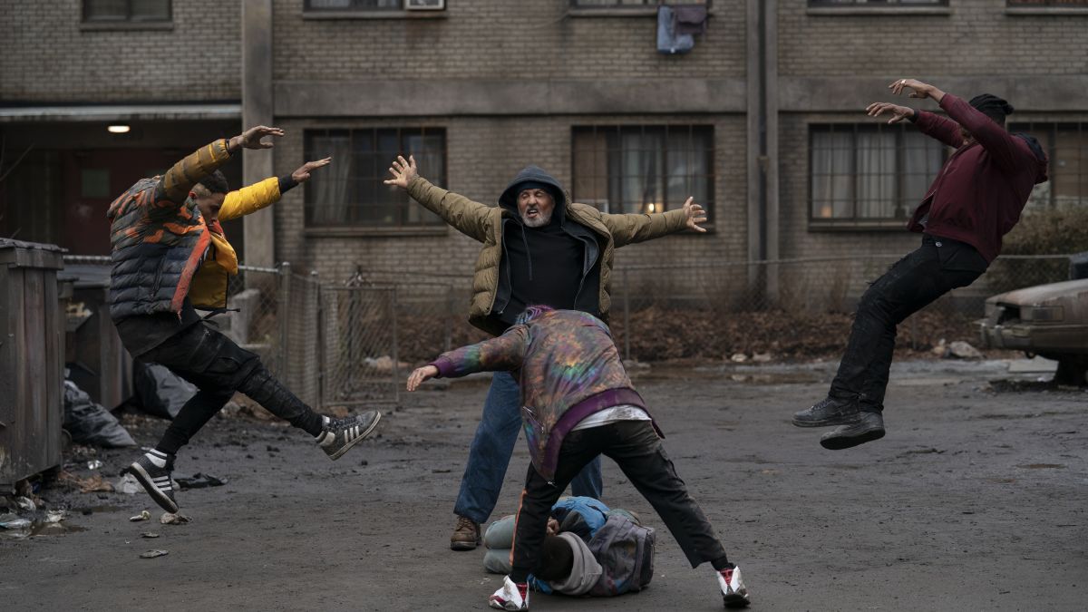 Ο Sylvester Stallone ως Joe Smith στο Samaritan, σε μια από τις σκηνές μάχης της ταινίας του Julius Avery για το Amazon Prime